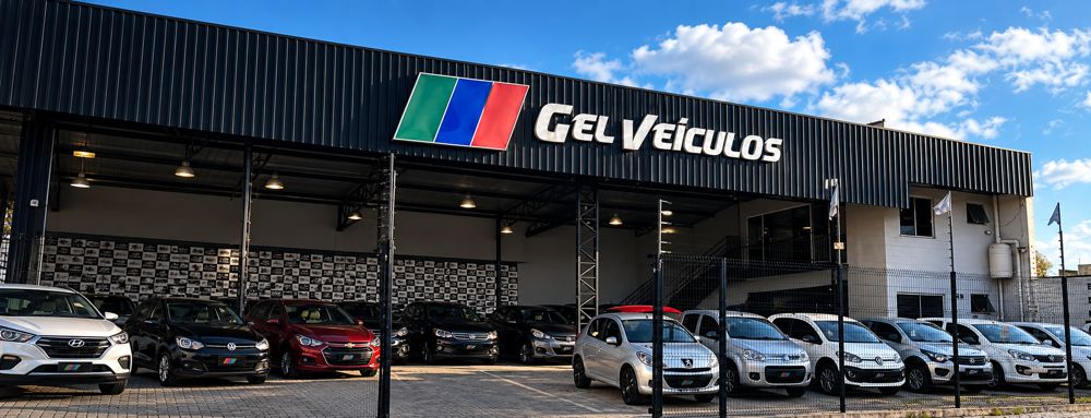 Pátio coberto da Gel Veículos com carros expostos